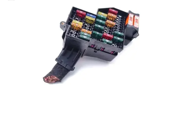 Volkswagen Touareg I Fuse module 7P0941828 7P0941824