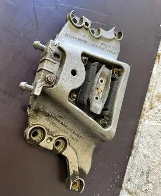 Gearbox mounting bracket