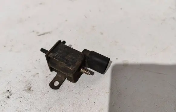 Audi A4 S4 B5 8D Turbo solenoid valve 028906283N