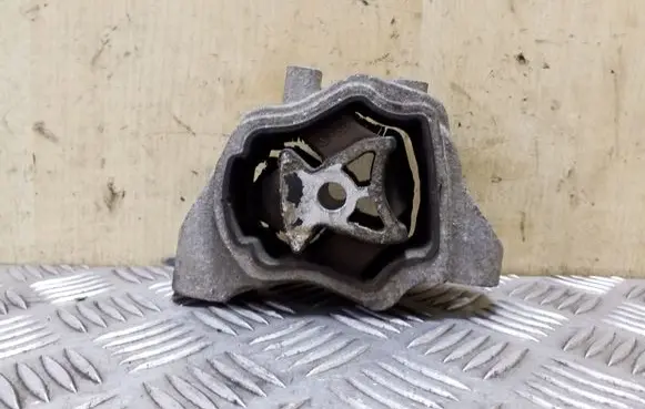 Volvo S60 Engine mount bracket