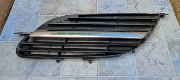 Nissan Almera Tino Front bumper lower grill 9381M010