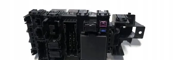 Suzuki Vitara (LY) Relay mounting block 