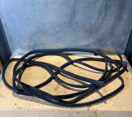 Mercedes-Benz C AMG W202 Rubber seal front door window/glass 
