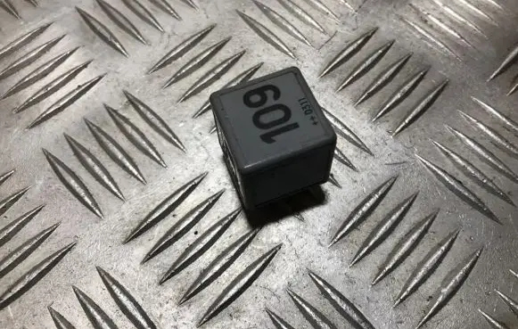 Volkswagen Golf III Other relay 1j0906381a v23134-b63-x396