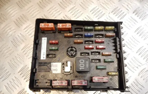 Volkswagen PASSAT B6 Fuse module 3C0937125 27138