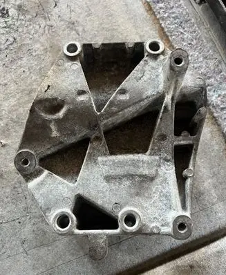 Opel Astra H A/C compressor mount bracket 55191339 428702815