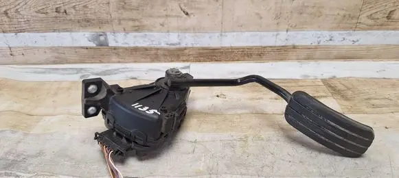 Accelerator throttle pedal
