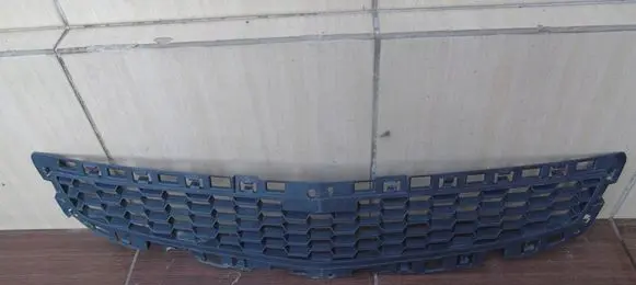 Chevrolet Malibu Front bumper upper radiator grill 20768887