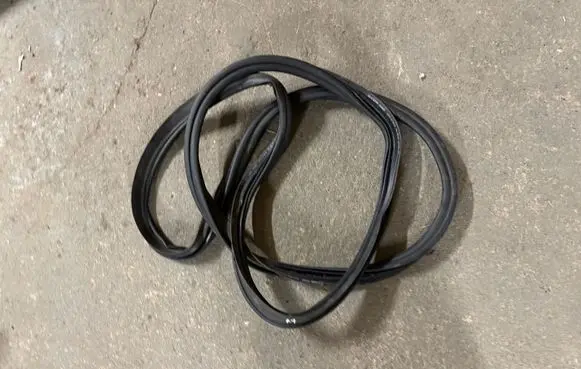 Trunk rubber seal (body)