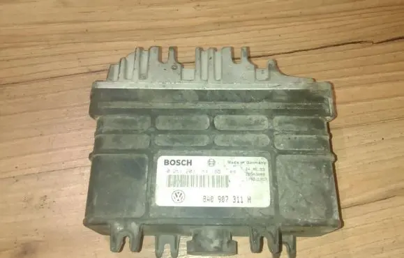 Volkswagen Golf III Engine control unit/module 0281001335 8a0907311h