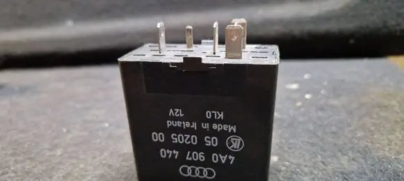 Volkswagen PASSAT B5.5 Window wiper relay 4A0907440 05020500