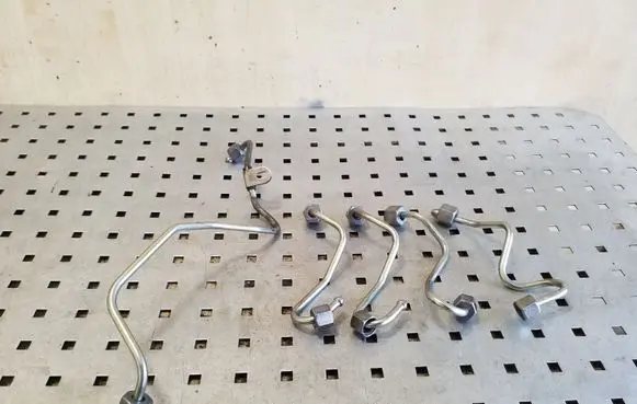 Fuel injector supply line/pipe