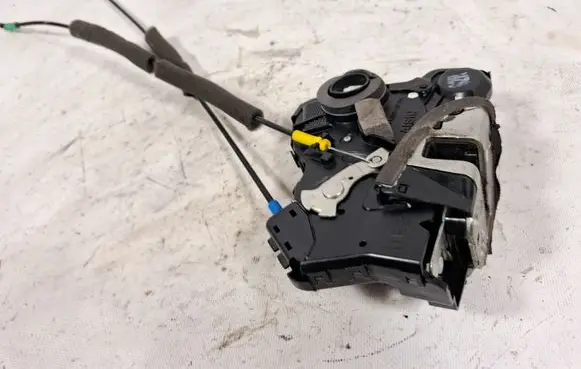 Toyota Corolla Verso AR10 Front door lock A046693