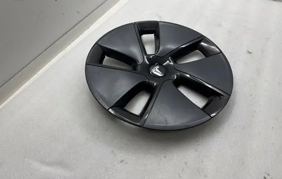 Tesla Model Y R18 wheel hub/cap/trim 104427100A