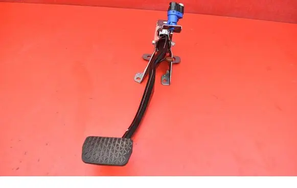 Accelerator throttle pedal