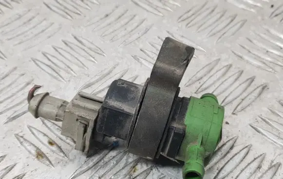Mercedes-Benz C W203 Vacuum valve 0004703293
