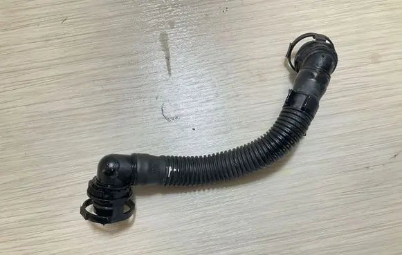 Audi Q3 8U Breather hose/pipe 03L103493AE