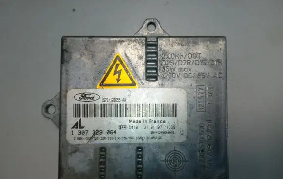 Ford Mondeo Mk III Voltage converter/converter module 1S7112A655AA 1307329064 NE69867