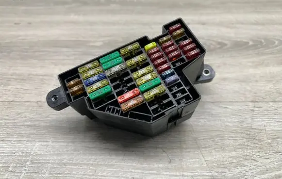 Volkswagen PASSAT CC Fuse module 08051301066 37305323010101
