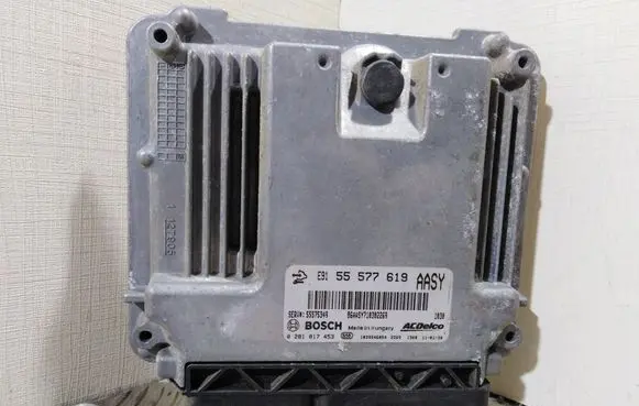 Opel Insignia A Engine control unit/module 55577619AASY 55575349 0281O17453