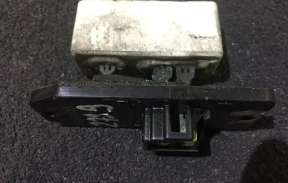 Mitsubishi Carisma Heater blower motor/fan resistor 9u281