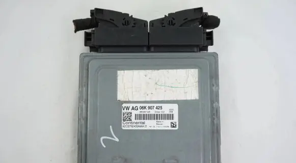 Volkswagen Jetta VI Engine control unit/module 06K907425