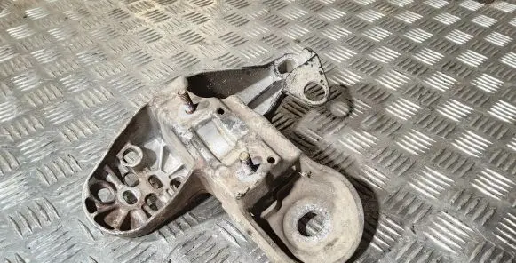 Audi A4 S4 B7 8E 8H Engine mounting bracket 8E0199351M
