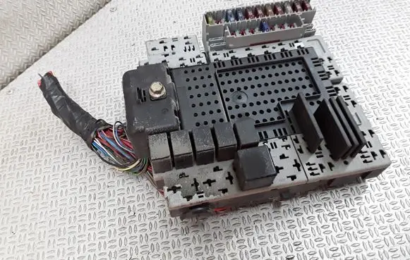 Volvo V70 Fuse module 8645410