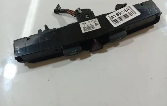 Opel Zafira B Hazard light switch 13100107