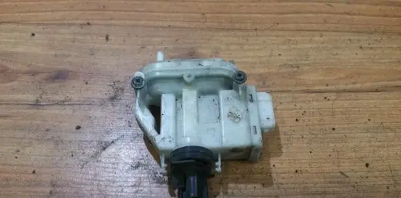 Volkswagen PASSAT B3 Central locking vacuum pump 357862153c