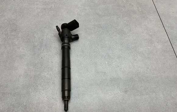 Skoda Octavia Mk3 (5E) Fuel injector 04L130277D