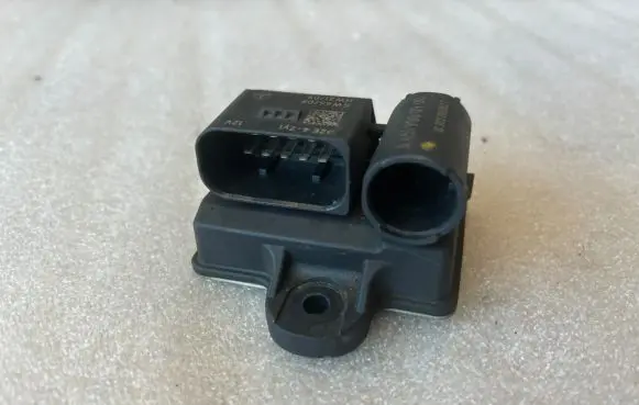 Mercedes-Benz E W212 Glow plug pre-heat relay A6519000900 10303000821 6519000900