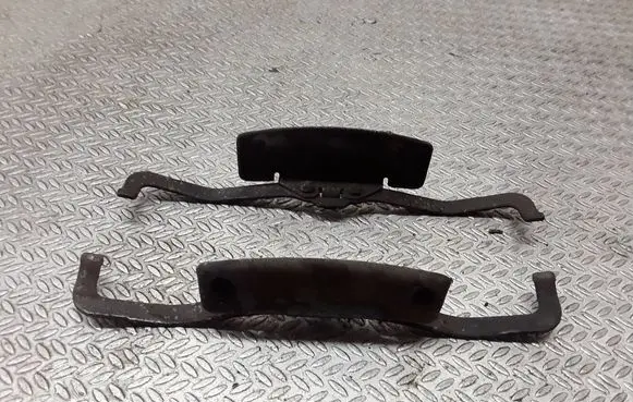 Volvo V60 Front brake pad spring 
