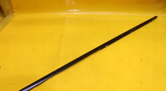 Mercedes-Benz E W211 Rear door windshield rail 
