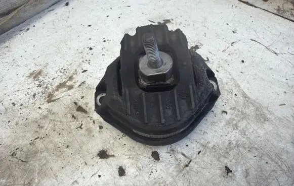 BMW 5 E60 E61 Engine mount bracket 15934612