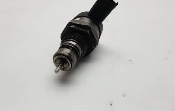 Volvo XC90 Fuel pressure regulator 30777576 0281002712 300107