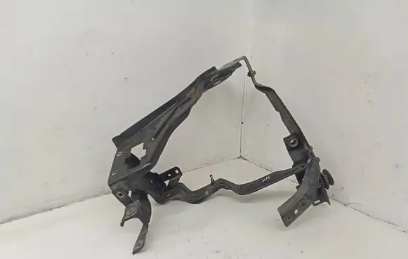 Mercedes-Benz C W204 Headlight/headlamp mounting bracket A2046200191