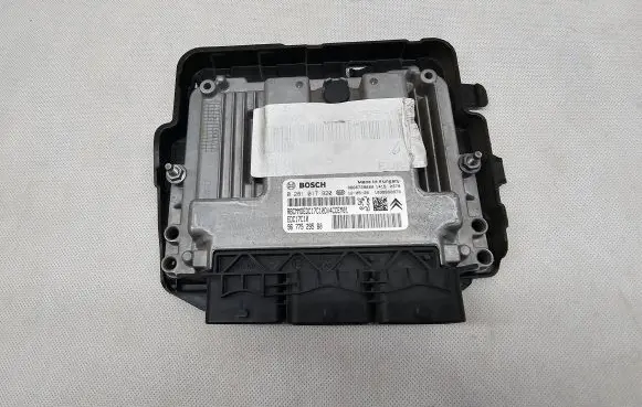 Peugeot 208 Engine control unit/module 9677529580