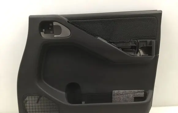 Nissan Navara Front door trim bar 302100103QP