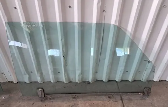 Mercedes-Benz W123 Front vent window/glass (coupe) 1237202218