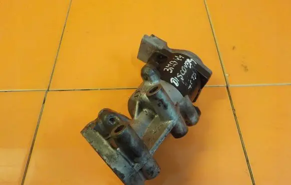 Land Rover Discovery 3 - LR3 EGR thermostat 4R8Q9D475AC 3MB44