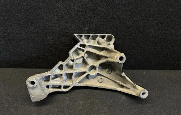 Volkswagen Touran I Engine mounting bracket 03G199207E