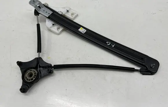 Rear window lifting mechanism without motor