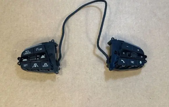 Steering wheel buttons/switches