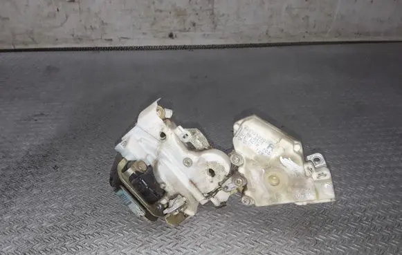 Nissan Terrano Rear door lock 8255250J01