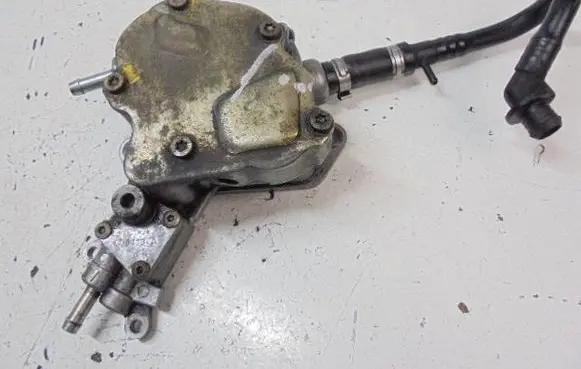 Volkswagen PASSAT B5 Vacuum pump 038145209A
