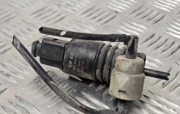 Volkswagen PASSAT B6 Windscreen/windshield washer pump 1K6955651 3122789