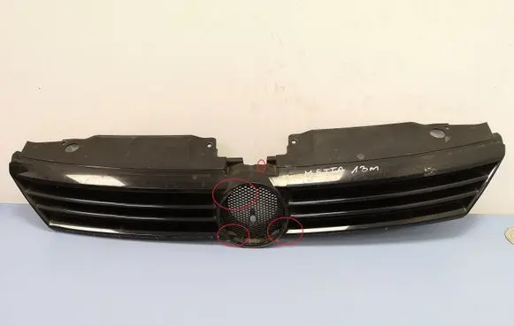 Volkswagen Jetta VI Front bumper upper radiator grill 5C6853655 5C6853653