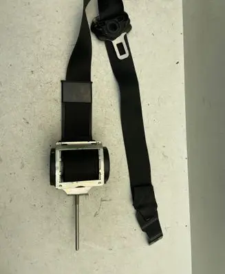 Opel Astra H Front seatbelt 560834901
