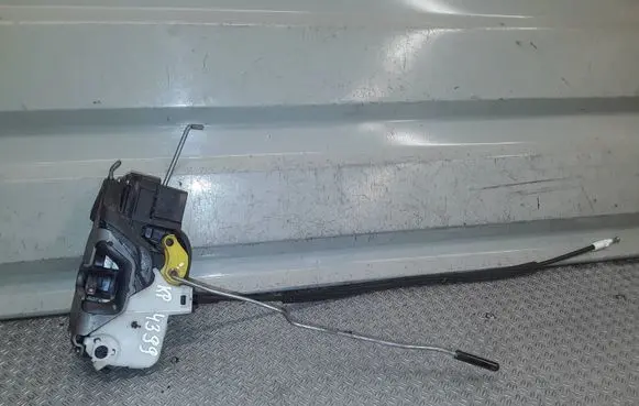 Opel Insignia A Front door lock 